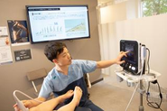 私たちは、一つの検査だけで診断することはありません。歩行動画で動きを確認し、レントゲンで骨やアライメントを評価し、エコーで筋肉・腱・靱帯・関節の状態をリアルタイムに確認します。それぞれの検査には役割があり、得られた情報を組み合わせることで、一人ひとりの症状の原因を多角的に評価しています。また、検査や診療は職種ごとの専門性を活かした分業制を採用しています。診断やエコーなど医師にしかできない業務は医師が責任を持って行い、歩行動画の撮影や各種測定、患者さんへの説明などは看護師や理学療法士をはじめとしたスタッ