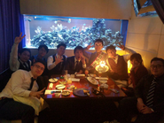 仲間の誕生日は盛大に盛り上がりましょう。