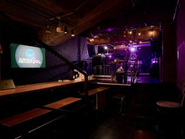 カウンターで自分らしく過ごすのも、スタンディングで賑やかに語らうのも自由。その日の気分に合わせたスタイルで楽しんでください。