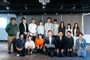 成果発表会後の集合写真　弊社社員と受講生の皆様