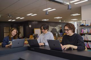 全面フリーアドレスを導入。メンバーが常にコミュニケーションを活発化させ、アイディアをぶつけ合い、イノベーティブな発想で仕事に取り組める環境づくりを行っています。