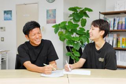 生徒と講師が1対1でゆっくり話せる面談の時間を定期的に確保しています。日々の学習に関することに限らず、進路に関することや生徒の悩みに関することなど、様々なことを話します。担当制によって一人の子と長く密な関わりが出来るからこそ、しっかりと信頼関係を築き、子ども達の成長に大きく関わることができます。