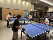 合宿では卓球を楽しむ場面も。