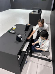 現地での機材設置中。