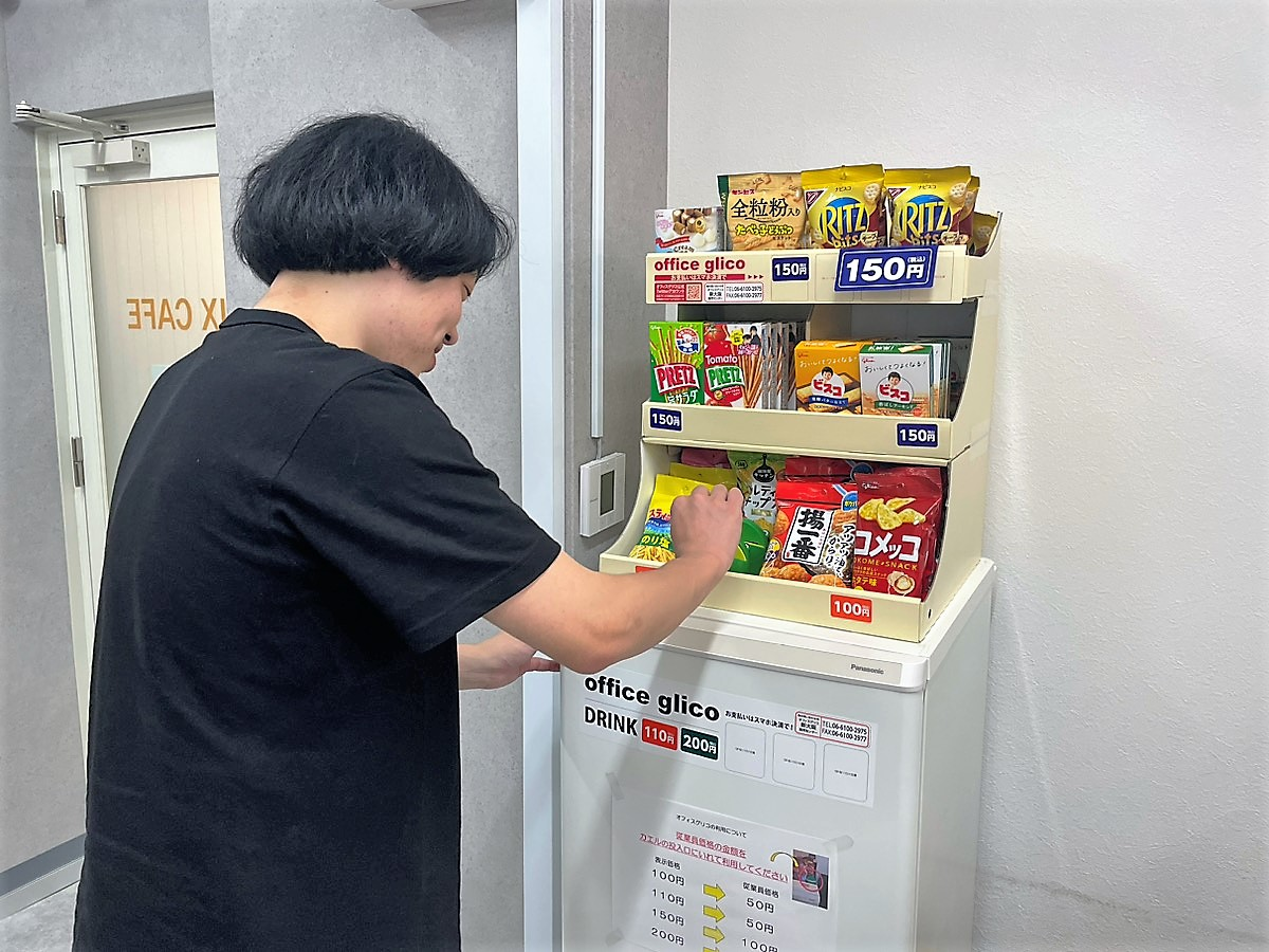 【福利厚生】食べ過ぎ注意！大阪オフィスに置き菓子サービスを導入しました！