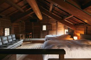 蔵を改修し、木の温もりを感じるお部屋に