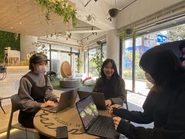 3人でディスカッション！複数で話し合うと、よいアイデアが出やすいです。