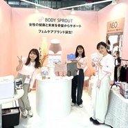 展示会でお客様に直接声を届けるスタッフたち。『痛みを希望に変える』という想いを、現場から社会へ広げています。