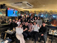 クォータごとにみんなで打ち上げをしています！また、仕事終わりでも行けるメンバーで近くの焼き鳥屋さんに行ったりするなど、普段からワイワイガヤガヤして楽しい雰囲気で遊んでますw