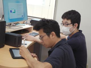 お客様の課題解決に向け社内で打ち合わせします
