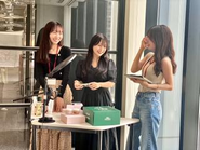 SNSで話題のコスメを撮影&お試し中