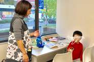 子連れ出勤デーには、会社の会議室がキッズルームに。提携しているベビーシッターさんが社員の子どもをみてくれています。工作やリトミックのレッスンも。