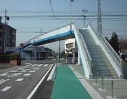 通学路として県道を超えるための歩道橋の設置と、前後区間はカラー舗装と縁石を設置して歩道確保した。