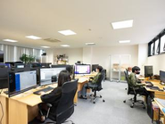 デスク幅はかなり広くとっていて1人あたり31インチのモニター2つを支給します。可能な限りストレスを軽減する作業環境にしていきたいと思っています。