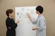 社員同士で密にコミュニケーションをとりながら、企業に提案するソリューションをブラッシュアップしています。