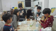 スライムの作り方を教え合う子供達