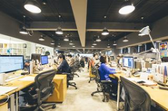 デザイナーやディレクターと机を並べて仕事を進める執務スペース。ちょっとした確認や相談がしやすく、自然な連携が生まれやすい環境です。