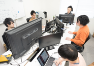 基本的にオフィスで作業しますが、MTGが以外などはリモートでもOKです。