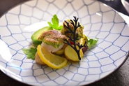 お客さまが日々の喧騒を忘れ、ゆったりとくつろげる、そんな居心地の良いお店を創り上げていきます