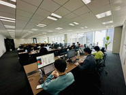 こだわりのオフィス勤務。チームの目標に向かい、特にコミュニケーションを重視しています。