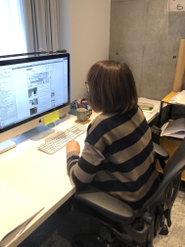 一人一台MacPCを使用して製作を行っています。