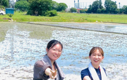 TSUBOMIプロジェクトでは、契約農家さんと共に、毎年田植えと稲刈りを実施しています。今年は子ども食堂の子どもたちも加わり、総勢50名が参加する温かな交流の場に。最近では、収穫したお米を使った日本酒づくりにも挑戦しています🍶