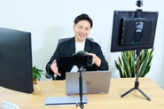 僕らはエンタメ事業でtoCサービスを展開しています。単純にサービスがあっても売れませんし、単純に売っても売れません。両面が重要です。エンタメは消費したいと思って消費されるものだから、真剣にユーザーと向き合い言語化し、真剣にサービスを作り上げる必要があります。独りよがりなプロダクトでも、言語化だけでもダメです。僕が一番この会社に合うと思うのは、受託制作会社でPM/PdMをしているあなたです！なぜそこで疲弊するんですか？一緒に自社事業で、自分で言語化し解像度を高めプロダクトを作りませんか。熱い思いを持つ貴方へ