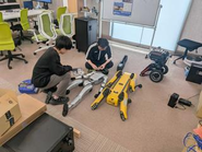ヒューマノイドUnitree G1をメンテナンス中