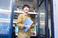 【入社後の教育・研修】最初はビジネスマナー、社会人としての立ち振る舞いなど基礎的な研修を実施します。その後は先輩がメンター（教育係）として付くので、業務をしながら仕事を覚えていくスタイルです。約3～6ヶ月くらいでの一人立ちを想定しています！