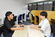 社内の定期1on1では子ども達やご家庭との関わり方についてや学習指導に関してなど、その時々の状況によって幅広い話を行っています。