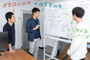 専門の枠を超え、横並びの関係でサービスと向き合っています。