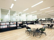 東京・大阪・名古屋の３か所のオフィスに、自社の研修施設を併設しています。 在宅でのリモートワークも可能です。