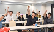 年齢や社歴といったバックグラウンドは一切関係なし！「挑戦したい」という熱い意志が組織を動かすフラットな環境です。一人ひとりが「コウドウ」し、失敗を恐れず新しい市場を切り拓いています。