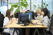 明るく清潔感のあるオフィスで働けます