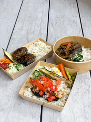 自社農園でとれた野菜を中心のヘルシーなお弁当。社割もあります！