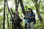 学生ボランティアと一緒に森とクマの生態についてお勉強。