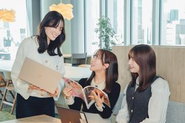 商品企画、マーケティング、システム、 お客様対応等を内製化しているので、様々な職種の採用に携わることができます。