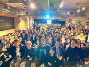 2023年3月現在、約170名の社員が集まっています。8割ほどが留学などグローバル経験をしており、外国籍メンバーもその3割を占めています。全員がグローバルに活躍する意志を持ち、そのために必要なITスキル、グローバル・ビジネスマインドを日々高めています。