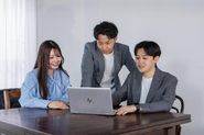 営業メンバーで前日の営業活動を振り返り、良かった点や改善点を次の行動へ。日々PDCAを回しながら、営業としての成長につなげています！