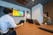 全社の課題改善に向けたワーキンググループ活動や、サービス企画のアイデアを共有するミーティングの場を設けています。部門を越えて意見を出し合い、社員一人ひとりが会社づくりに参加できる組織作りをしています。