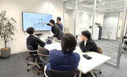社内MTG風景 ｜ 社内のデザイナーと協力してプロジェクトを進めていきます。若手メンバーも多く和気あいあいとした雰囲気です！