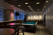 ダーツやビリヤード台、DJ機器が備わったパーティー部屋です。バーカウンターもあり、チームビルディングや社内交流に利用されることもあります。
