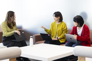職場ではslack(チャット)やWeb会議などを積極的に使っており、 チームミーティング、1on1、業務の相談など、リアルと変わらないコミュニケーショ ンが取れる環境を整えています。