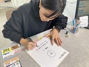 『褒めてくれてもいいんですよ？』（斉藤ナミ）刊行時は、作家さんと一緒に書店を訪問してサイン色紙をつくりました