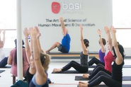 米国最大級のピラティス教育団体である＜basi pilates＞、ピラティスマシン製造メーカーとして名高いバランスドボディによる教育プログラム＜Balanced Body® Education＞、全米で最も歴史と実績がある世界基準のヨガインストラクター資格である＜YogaWorks＞など、多くの養成コースを開催するアカデミー部門で世界基準のインストラクターを輩出し。世界基準のスキル・ノウハウを日本にとどまらず他の国でも展開し、豊かな社会に寄与します。