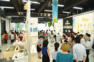 産学・官学連携授業の成果発表会は、御茶の水校舎のギャラリーを使って展示会形式で行います。