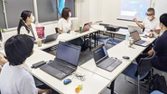 毎年、様々な学びの機会づくりを行っています。ゲスト講師を招いた社内勉強会や交流会を不定期でリアル開催。直接会って、会話ができることもまた喜びの1つです。（場合によりハイブリッド開催を行い、リアル参加が難しいメンバーでも参加できるように配慮しています。）