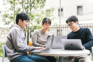 リモート勤務が中心ですが、週1回は全員出社してコミュニケーションを取っています。出勤するといつもの10倍笑えて勉強熱心でお互いサポートしあえる仲間が待っててくれます。