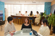 ただの職場ではなくコミュニケーションが取れるワークプレイスというコンセプト（東京都江東区）リアルコミュニケーションを大切にしています。
