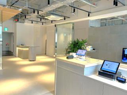 新しい名古屋ショールームは、地下鉄東山線・桜通線「名古屋」駅（L2出口）より徒歩1分、JR「名古屋」駅（桜通口）より徒歩5分のアクロスキューブ内に開設。 名古屋の玄関口である名駅エリアへの移転により、愛知県近郊から商談にいらっしゃる皆さまの利便性を向上。また、移転に伴う増床により、より多くの商談スペースを確保いたしました。